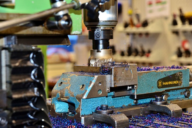 Fresado CNC de pieza en bancada con virutas